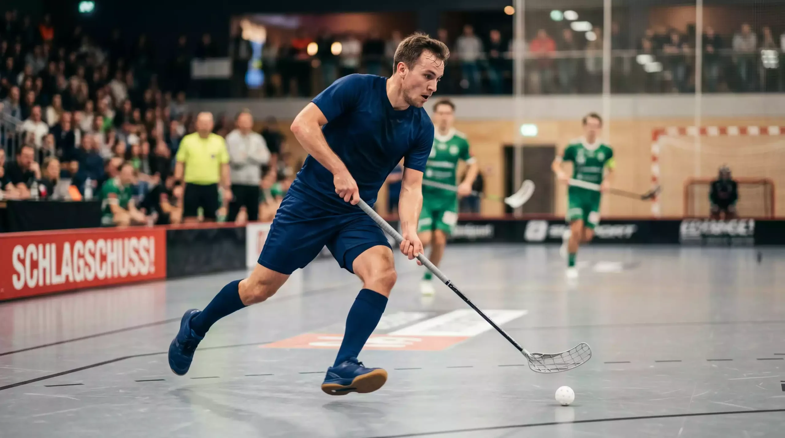 Unihockey-Spieler beim schnellen Angriff während eines NLA-Spiels, Symbolbild für Live-Wetten im Floorball