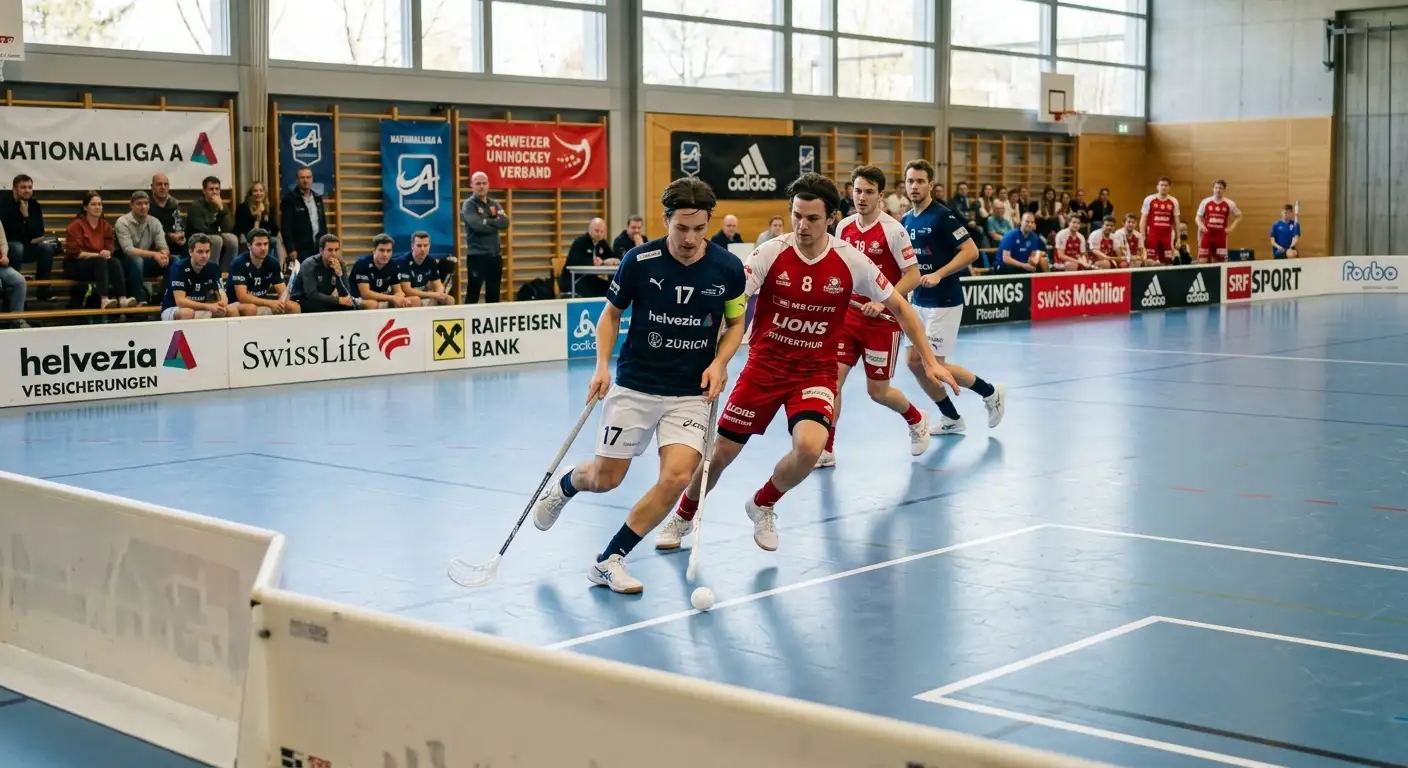 Bandenwerbung des Ligasponsors rund um ein Schweizer Unihockey-Spielfeld